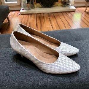 Aerosoles white pointed heal
